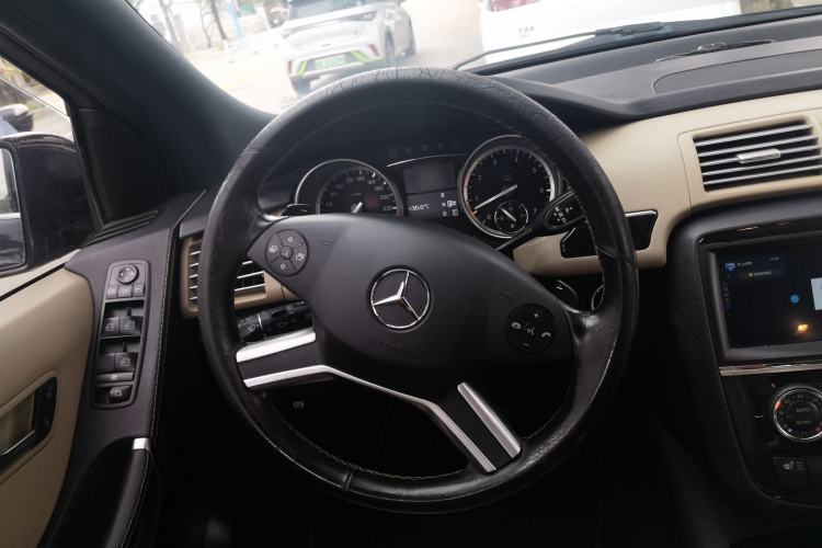 Used Mercedes-Benz R-Class 2014 R 320 4MATIC Luxury Model Steering Wheel
