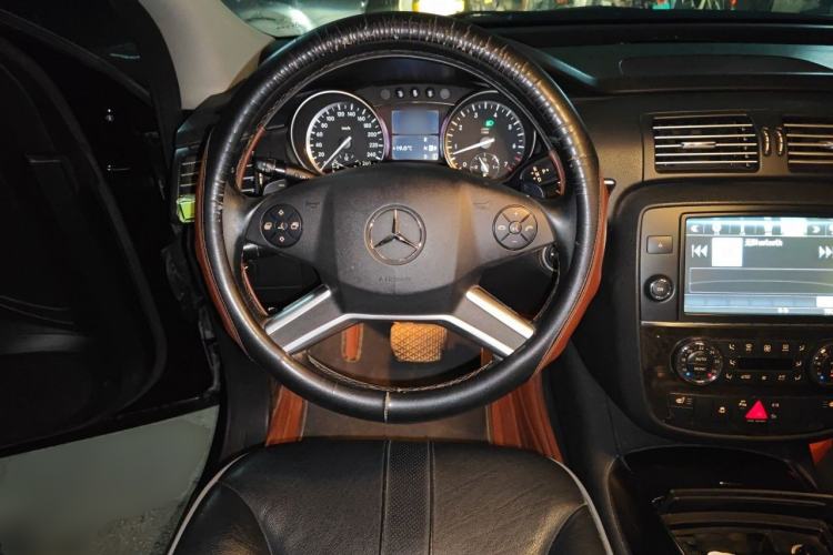 Used Mercedes-Benz R-Class 2014 R 400 4MATIC Business Model Steering Wheel
