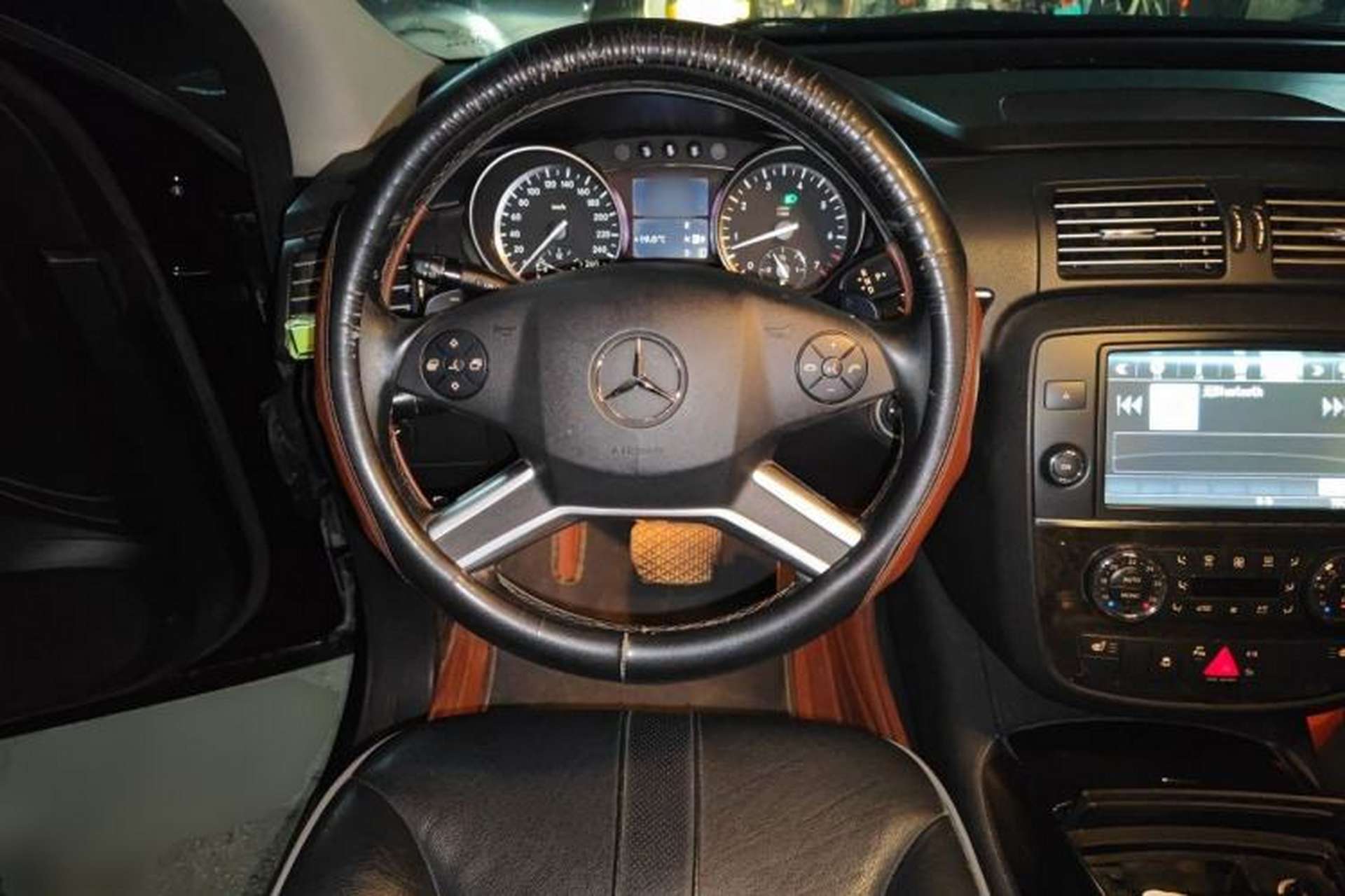Used Mercedes-Benz R-Class 2014 R 400 4MATIC Business Model Steering Wheel