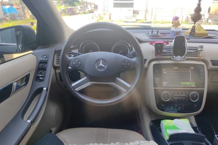 Used Mercedes-Benz R-Class 2014 R 320 4MATIC Luxury Model Steering Wheel