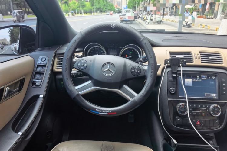 Used Mercedes-Benz R-Class 2014 R 400 4MATIC Luxury Model Steering Wheel