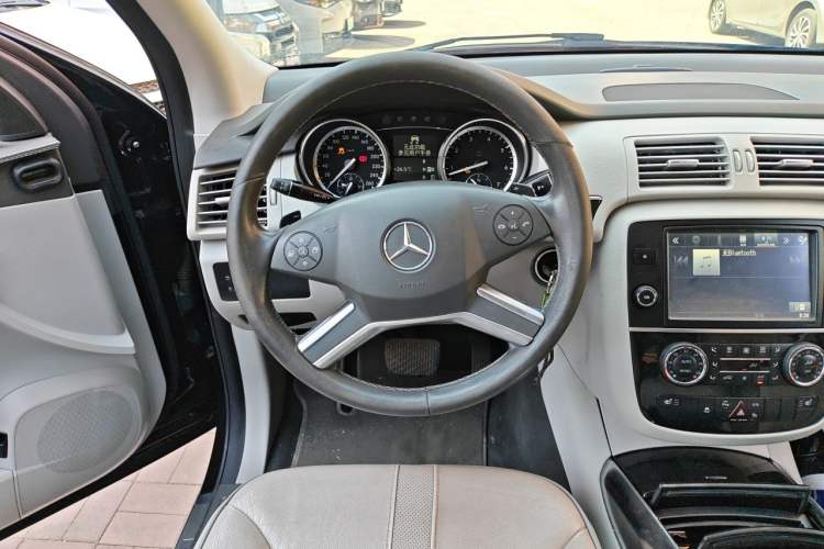Used Mercedes-Benz R-Class 2014 R 400 4MATIC Business Model Steering Wheel