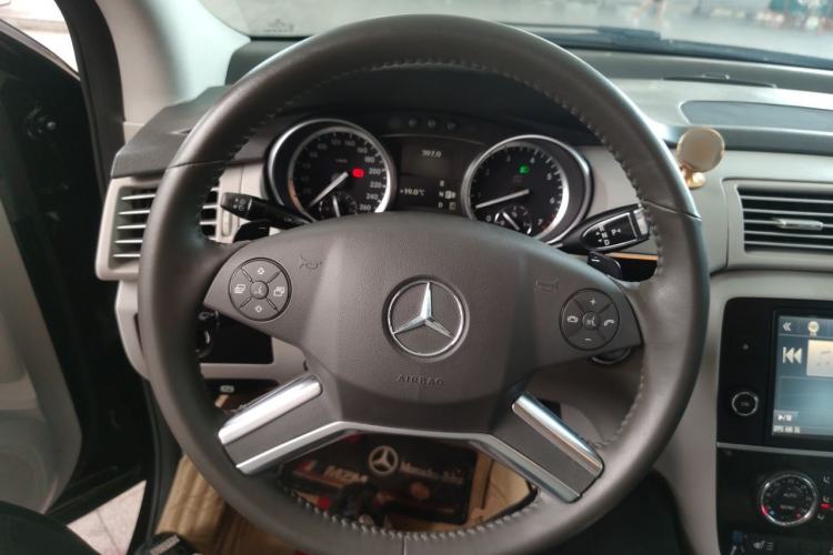 Used Mercedes-Benz R-Class 2014 R 400 4MATIC Luxury Model Steering Wheel