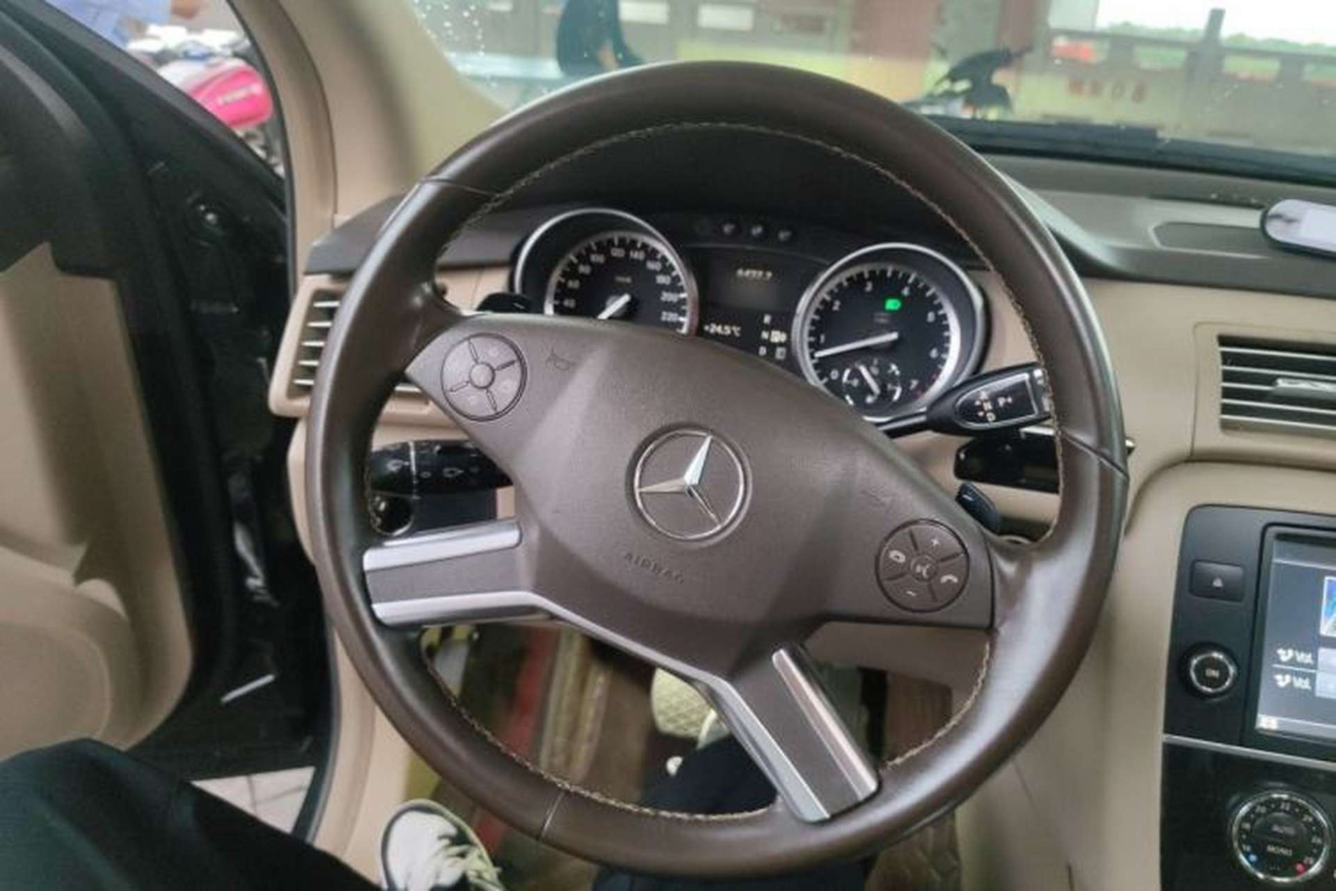 Used Mercedes-Benz R-Class 2014 R 400 4MATIC Business Model Steering Wheel