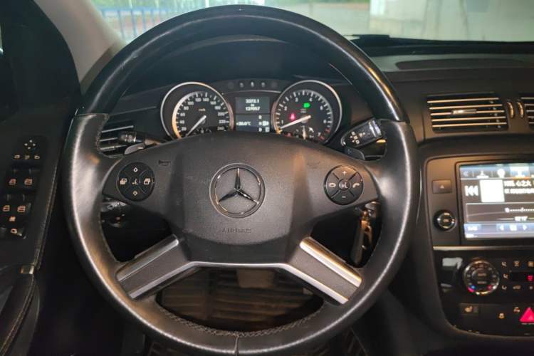 Used Mercedes-Benz R-Class 2014 R 400 4MATIC Business Model Steering Wheel