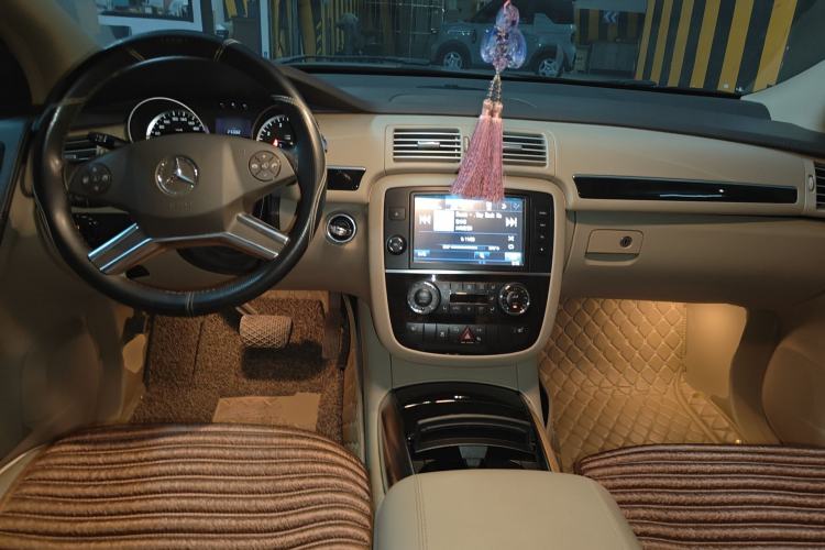 Used Mercedes-Benz R-Class 2014 R 320 4MATIC Luxury Model Center Console