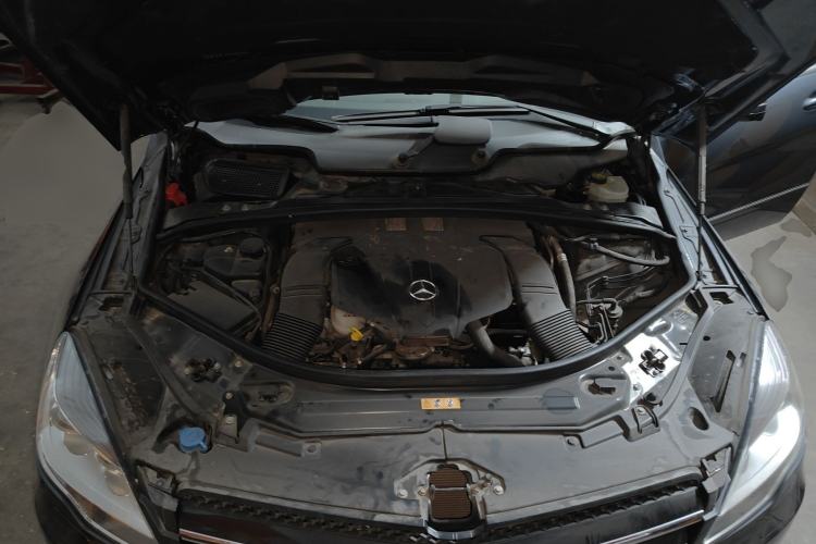Used Mercedes-Benz R-Class 2014 R 320 4MATIC Luxury Model Engine Bay