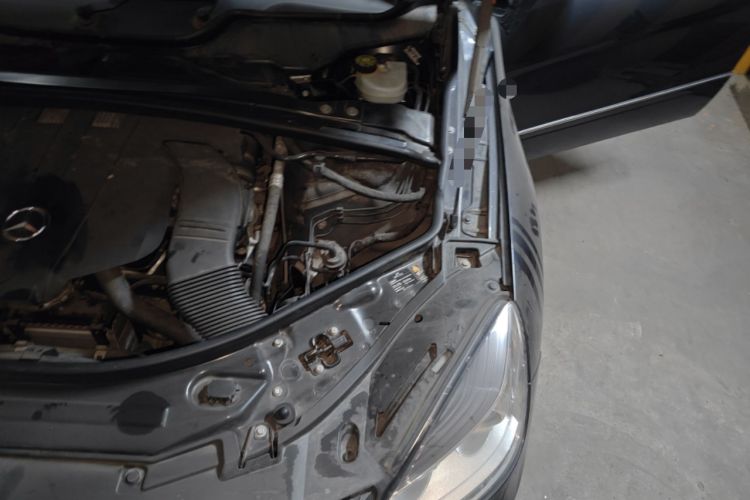Used Mercedes-Benz R-Class 2014 R 320 4MATIC Luxury Model Engine Bay Left