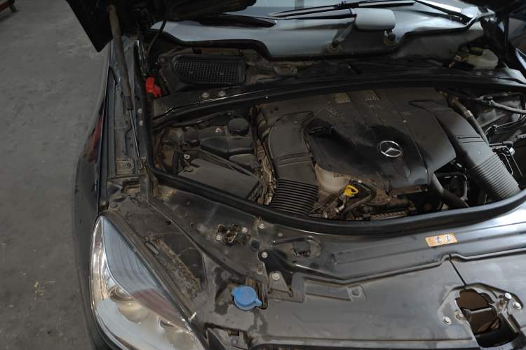 Used Mercedes-Benz R-Class 2014 R 320 4MATIC Luxury Model Engine Bay Right