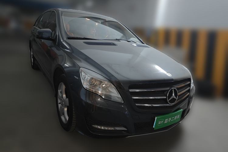 Used Mercedes-Benz R-Class 2014 R 320 4MATIC Luxury Model Front Right 45 Deg
