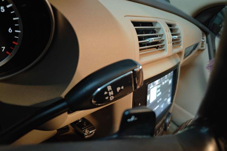 Used Mercedes-Benz R-Class 2014 R 320 4MATIC Luxury Model Gear Lever