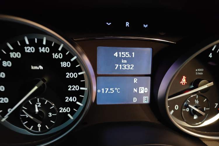 Used Mercedes-Benz R-Class 2014 R 320 4MATIC Luxury Model Odometer Close Up