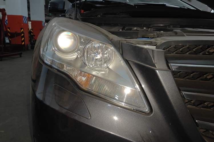 Used Mercedes-Benz R-Class 2014 R 320 4MATIC Luxury Model Right Front Headlight