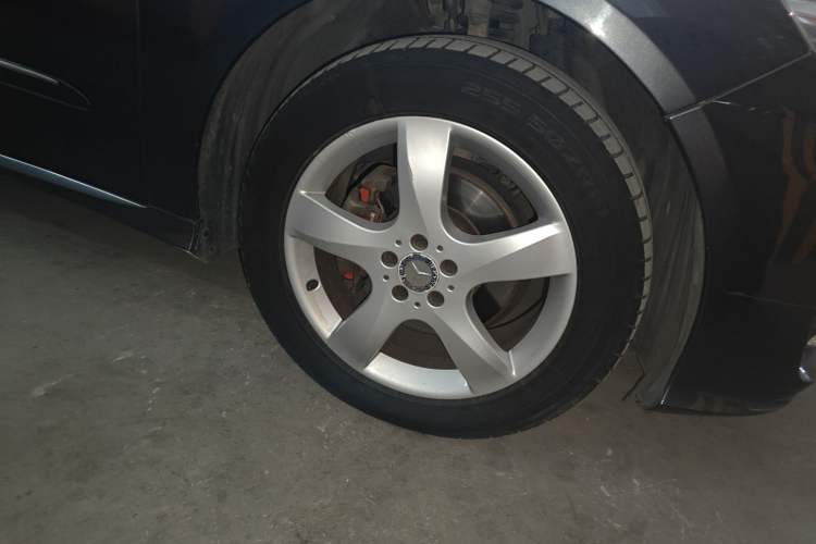 Used Mercedes-Benz R-Class 2014 R 320 4MATIC Luxury Model Right Front Wheel Hub