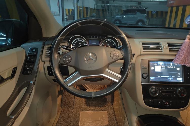 Used Mercedes-Benz R-Class 2014 R 320 4MATIC Luxury Model Steering Wheel