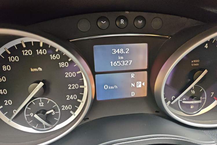 Used Mercedes-Benz R-Class 2014 R 320 4MATIC Business Model Odometer Close Up