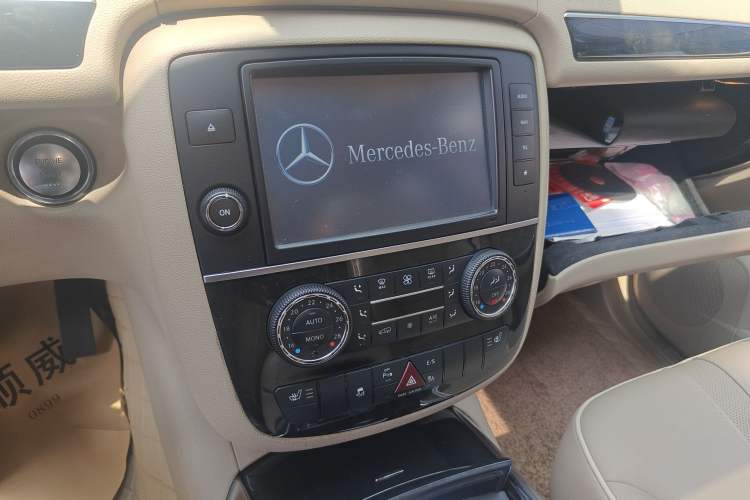 Used Mercedes-Benz R-Class 2014 R 400 4MATIC Luxury Model Audio And AC Panel