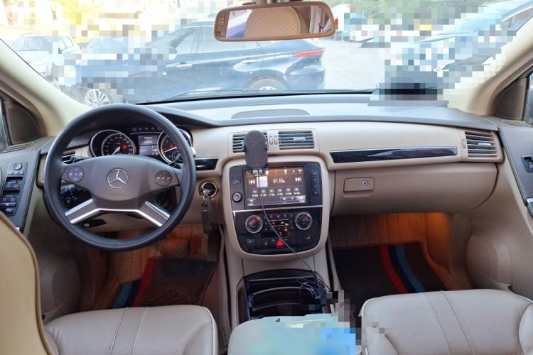 Used Mercedes-Benz R-Class 2014 R 320 4MATIC Luxury Model Center Console