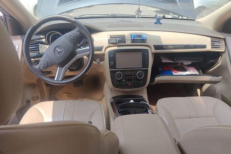 Used Mercedes-Benz R-Class 2014 R 400 4MATIC Luxury Model Center Console