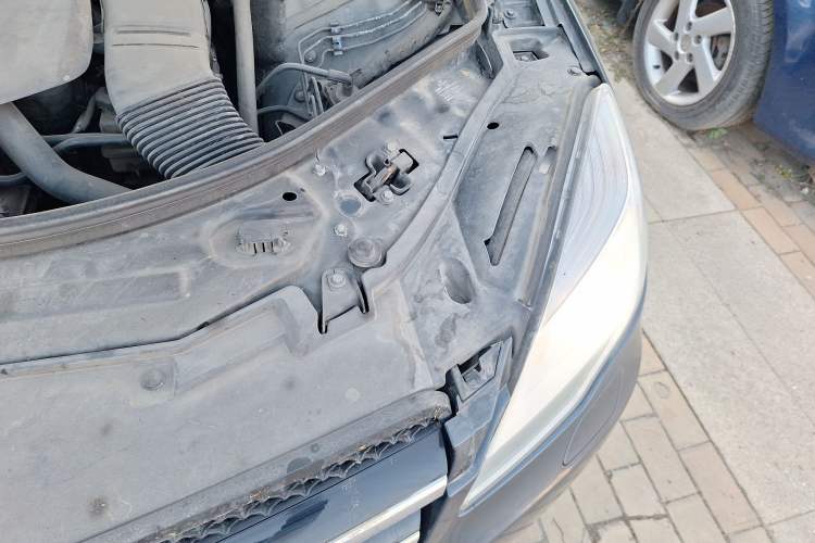 Used Mercedes-Benz R-Class 2014 R 320 4MATIC Luxury Model Engine Bay Left
