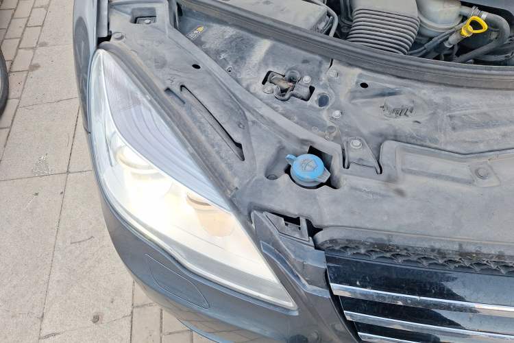 Used Mercedes-Benz R-Class 2014 R 320 4MATIC Luxury Model Engine Bay Right