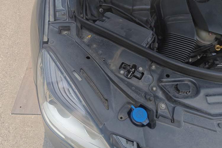 Used Mercedes-Benz R-Class 2014 R 400 4MATIC Luxury Model Engine Bay Right