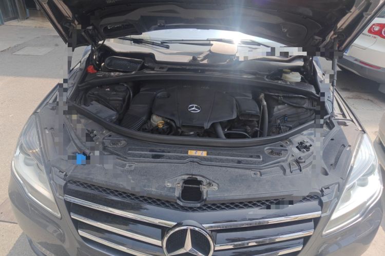Used Mercedes-Benz R-Class 2014 R 400 4MATIC Luxury Model Engine Bay