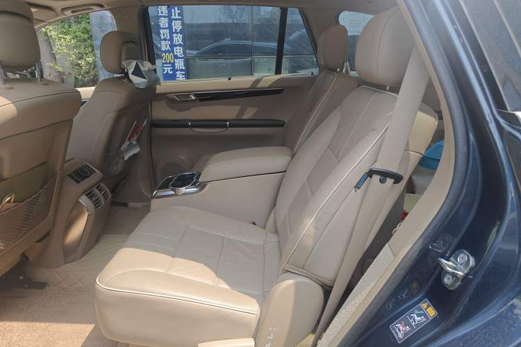 Used Mercedes-Benz R-Class 2014 R 400 4MATIC Luxury Model Left Rear Seat