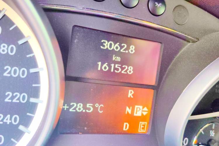 Used Mercedes-Benz R-Class 2014 R 400 4MATIC Business Model Odometer Close Up