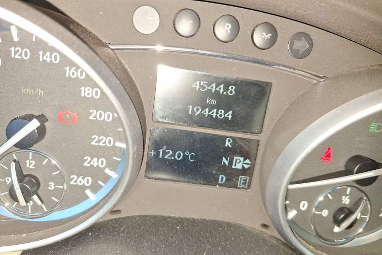 Used Mercedes-Benz R-Class 2014 R 320 4MATIC Luxury Model Odometer Close Up