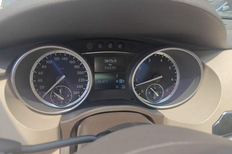 Used Mercedes-Benz R-Class 2014 R 400 4MATIC Luxury Model Odometer Close Up