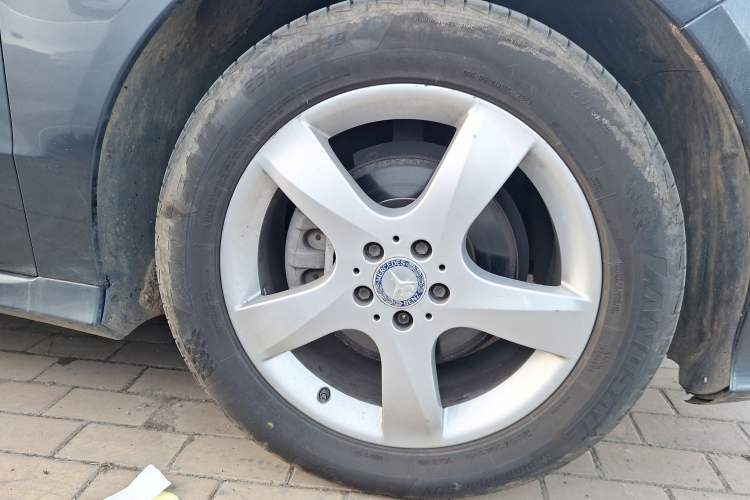 Used Mercedes-Benz R-Class 2014 R 320 4MATIC Luxury Model Right Front Wheel Hub