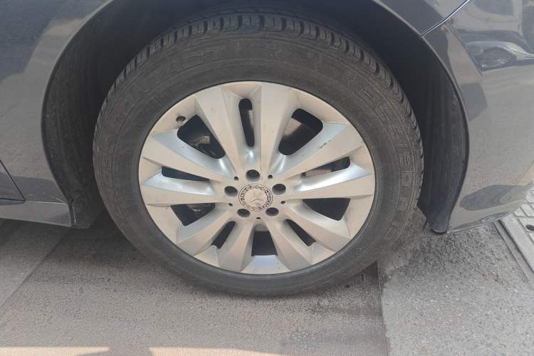 Used Mercedes-Benz R-Class 2014 R 400 4MATIC Luxury Model Right Front Wheel Hub