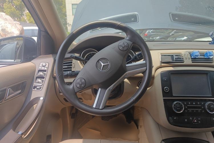 Used Mercedes-Benz R-Class 2014 R 400 4MATIC Luxury Model Steering Wheel