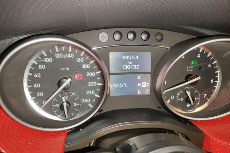Used Mercedes-Benz R-Class 2014 R 400 4MATIC Business Model Odometer Close Up