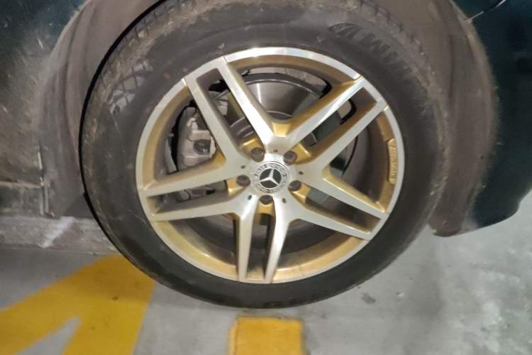 Used Mercedes-Benz R-Class 2014 R 400 4MATIC Business Model Right Front Wheel Hub