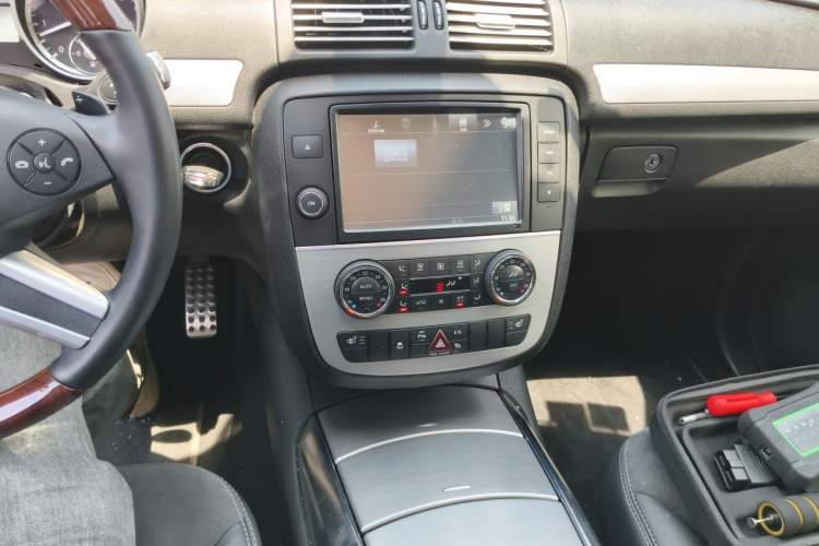 Used Mercedes-Benz R-Class 2014 R 320 4MATIC Business Model Audio And AC Panel