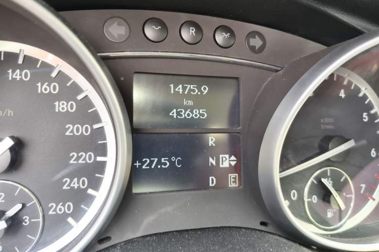 Used Mercedes-Benz R-Class 2014 R 320 4MATIC Business Model Odometer Close Up