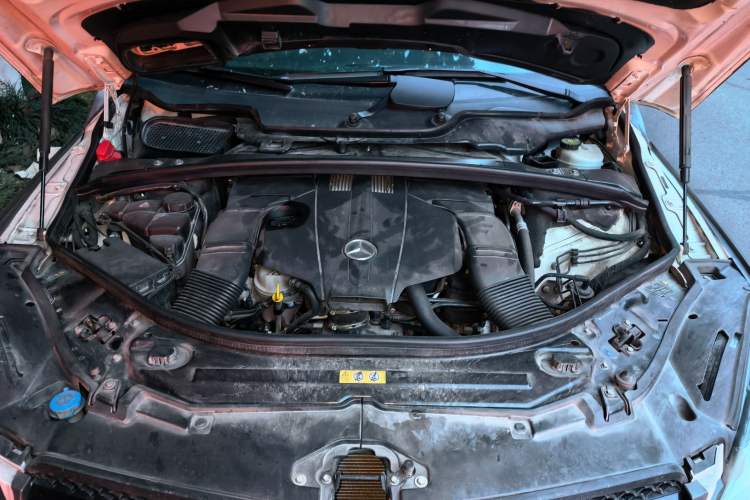 Used Mercedes-Benz R-Class 2014 R 320 4MATIC Business Model Engine Bay