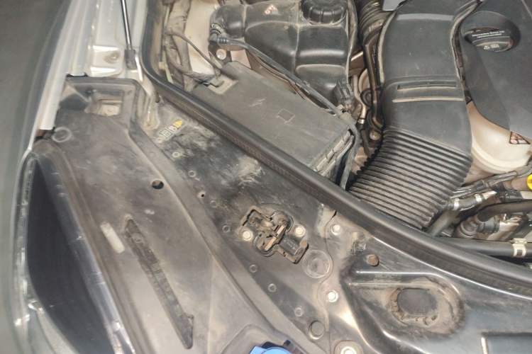 Used Mercedes-Benz R-Class 2014 R 320 4MATIC Business Model Engine Bay Right
