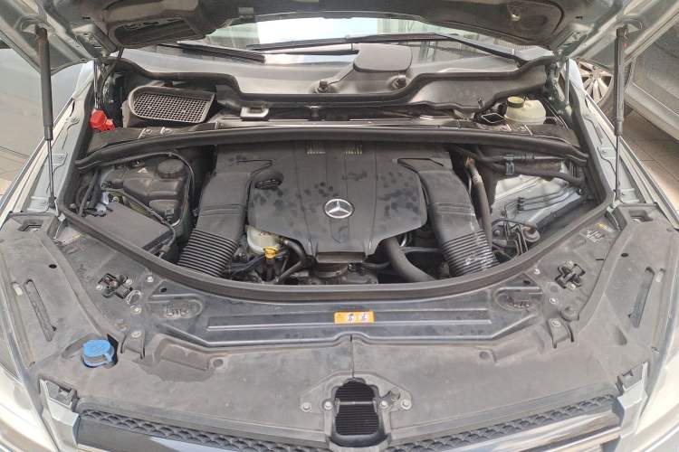 Used Mercedes-Benz R-Class 2014 R 320 4MATIC Business Model Engine Bay