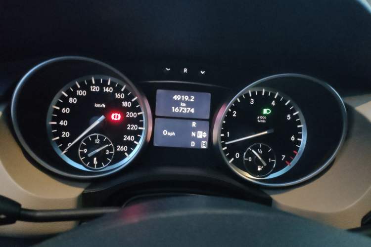 Used Mercedes-Benz R-Class 2014 R 400 4MATIC Business Model Instrument Cluster
