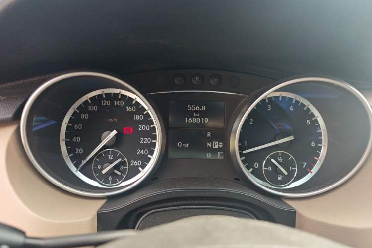 Used Mercedes-Benz R-Class 2014 R 400 4MATIC Business Model Odometer Close Up