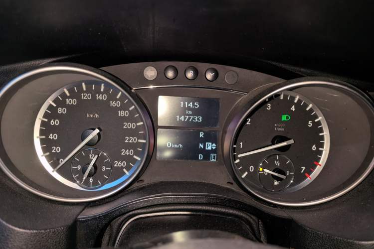 Used Mercedes-Benz R-Class 2014 R 320 4MATIC Business Model Odometer Close Up