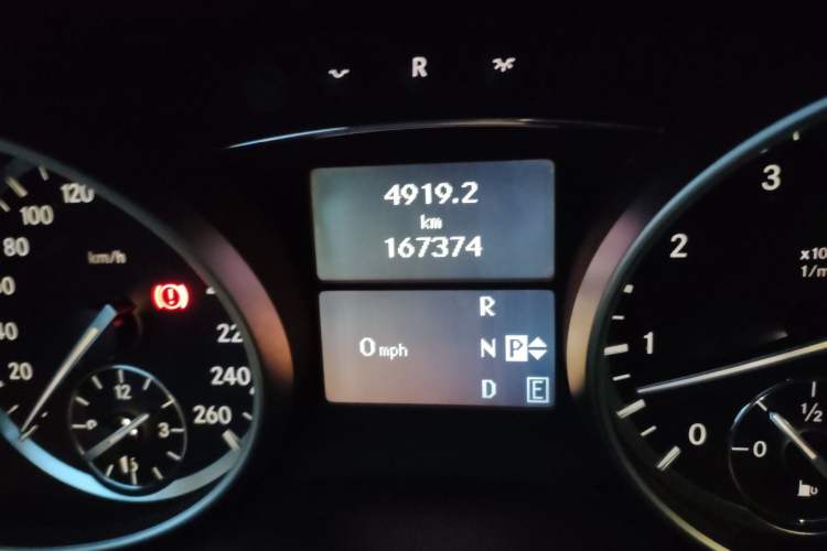 Used Mercedes-Benz R-Class 2014 R 400 4MATIC Business Model Odometer Close Up