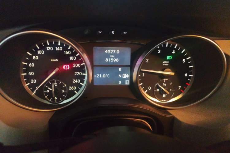 Used Mercedes-Benz R-Class 2014 R 320 4MATIC Business Model Odometer Close Up