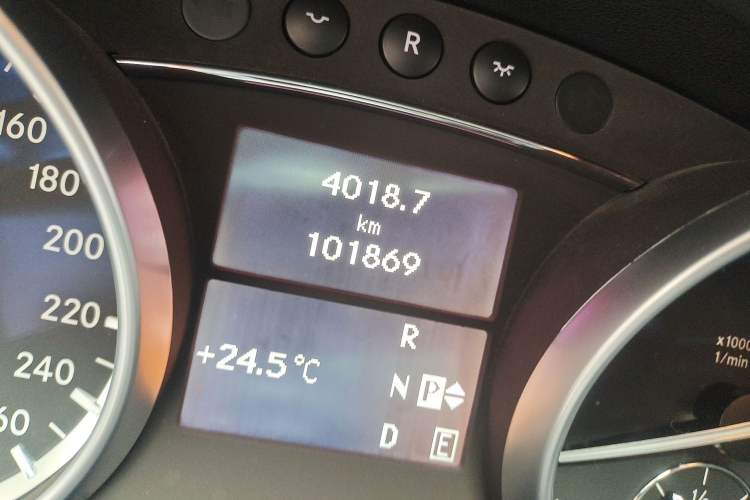Used Mercedes-Benz R-Class 2014 R 320 4MATIC Business Model Odometer Close Up