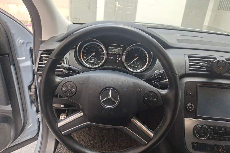 Used Mercedes-Benz R-Class 2014 R 320 4MATIC Business Model Steering Wheel