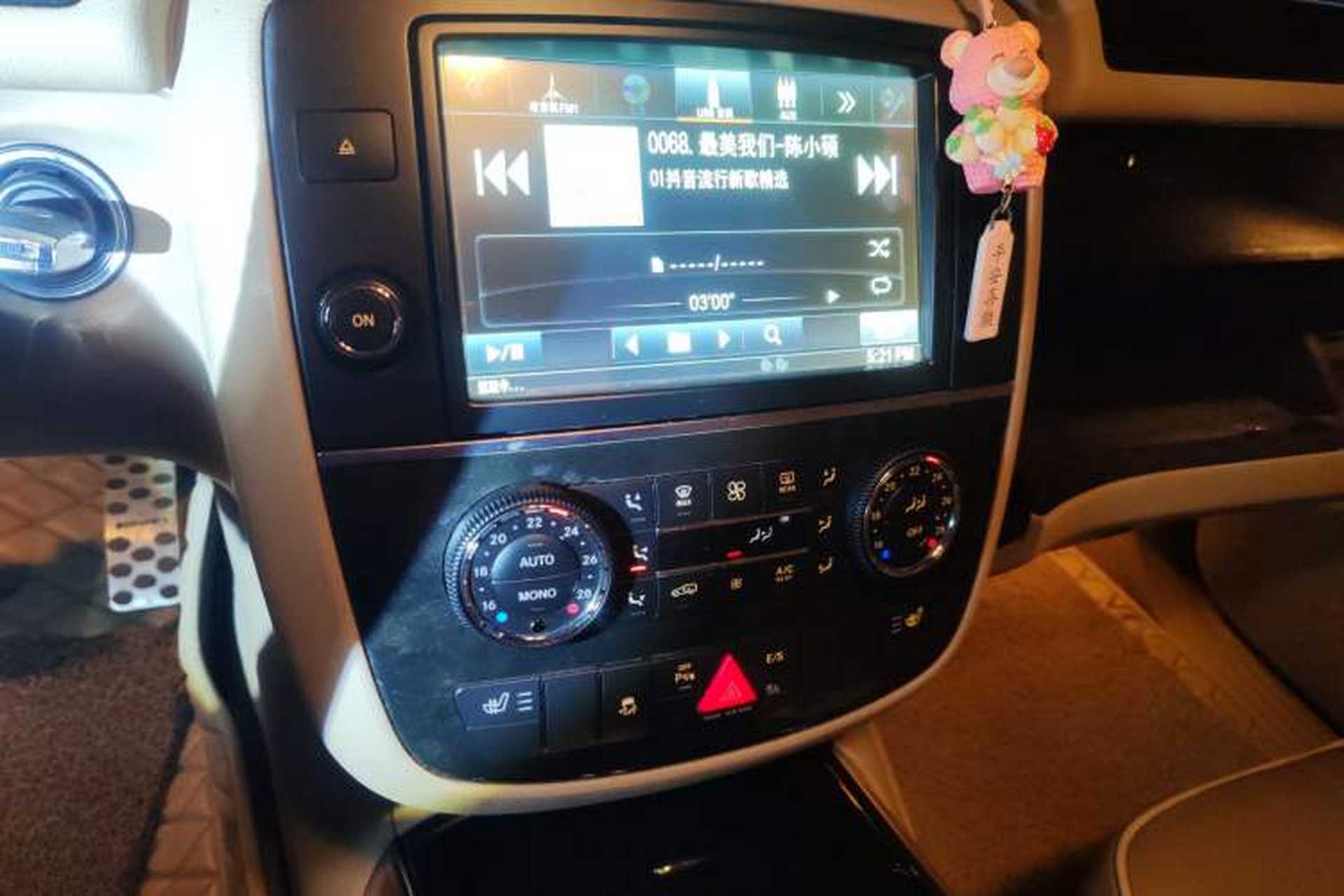 Used Mercedes-Benz R-Class 2014 R 400 4MATIC Business Model Audio And AC Panel