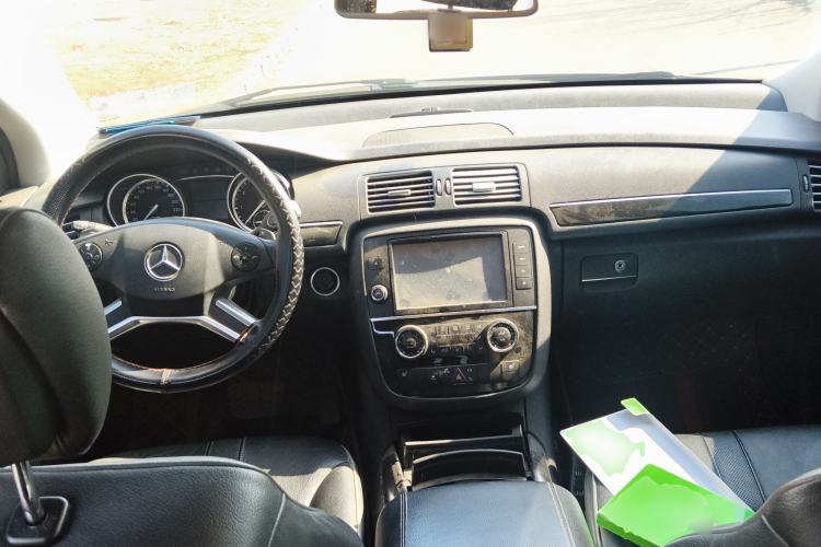 Used Mercedes-Benz R-Class 2014 R 320 4MATIC Luxury Model Center Console